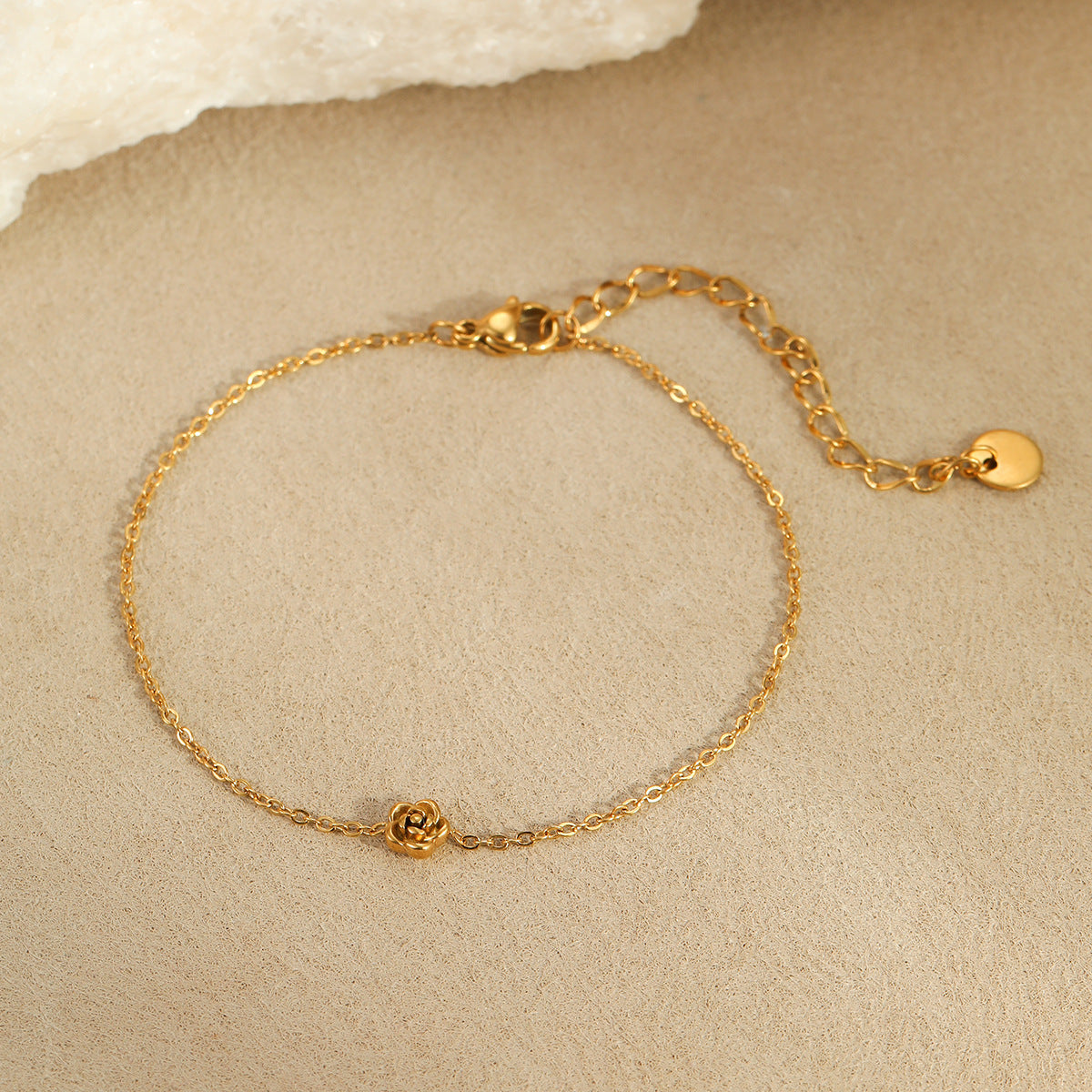Conjunto de collar con colgante de flor de rosa minimalista con cadena de acero inoxidable y acabado galvanizado para mujer