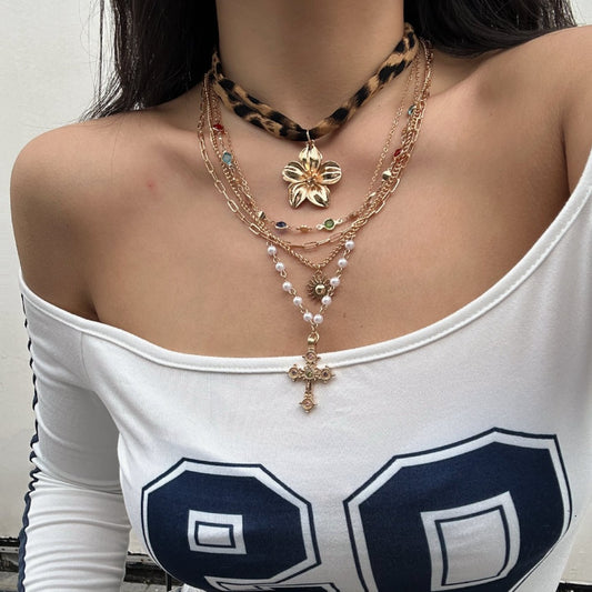 Elegante Collar con Colgante de Cruz de Aleación Chapado en Oro con Borla de Perlas de Imitación para Mujer