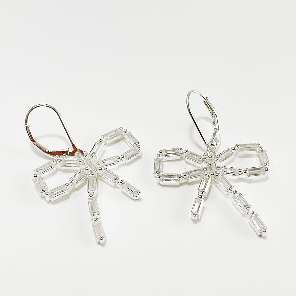Orecchini a perno da donna a forma di fiocco minimalista in argento sterling 925 con intarsio di perle