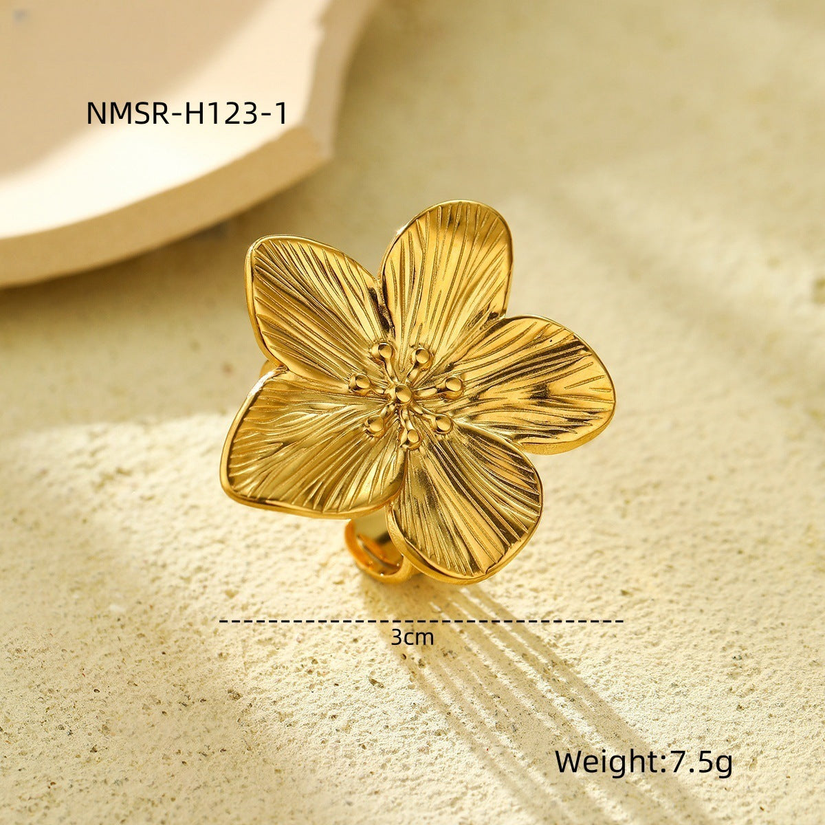 Anillo de Acero Inoxidable con Perlas y Flores de Estilo Lujoso para Mujer con Acabado Chapado y Banda Ajustable
