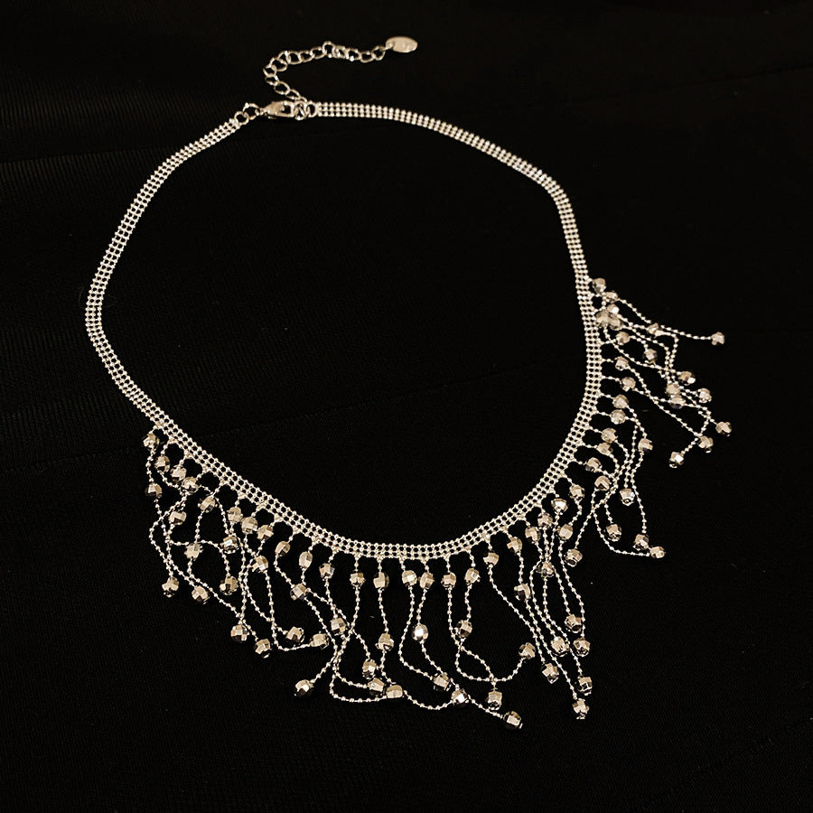 Conjunto de collar con colgante de flecos florales vintage y pulsera de latón con acabado chapado para mujer