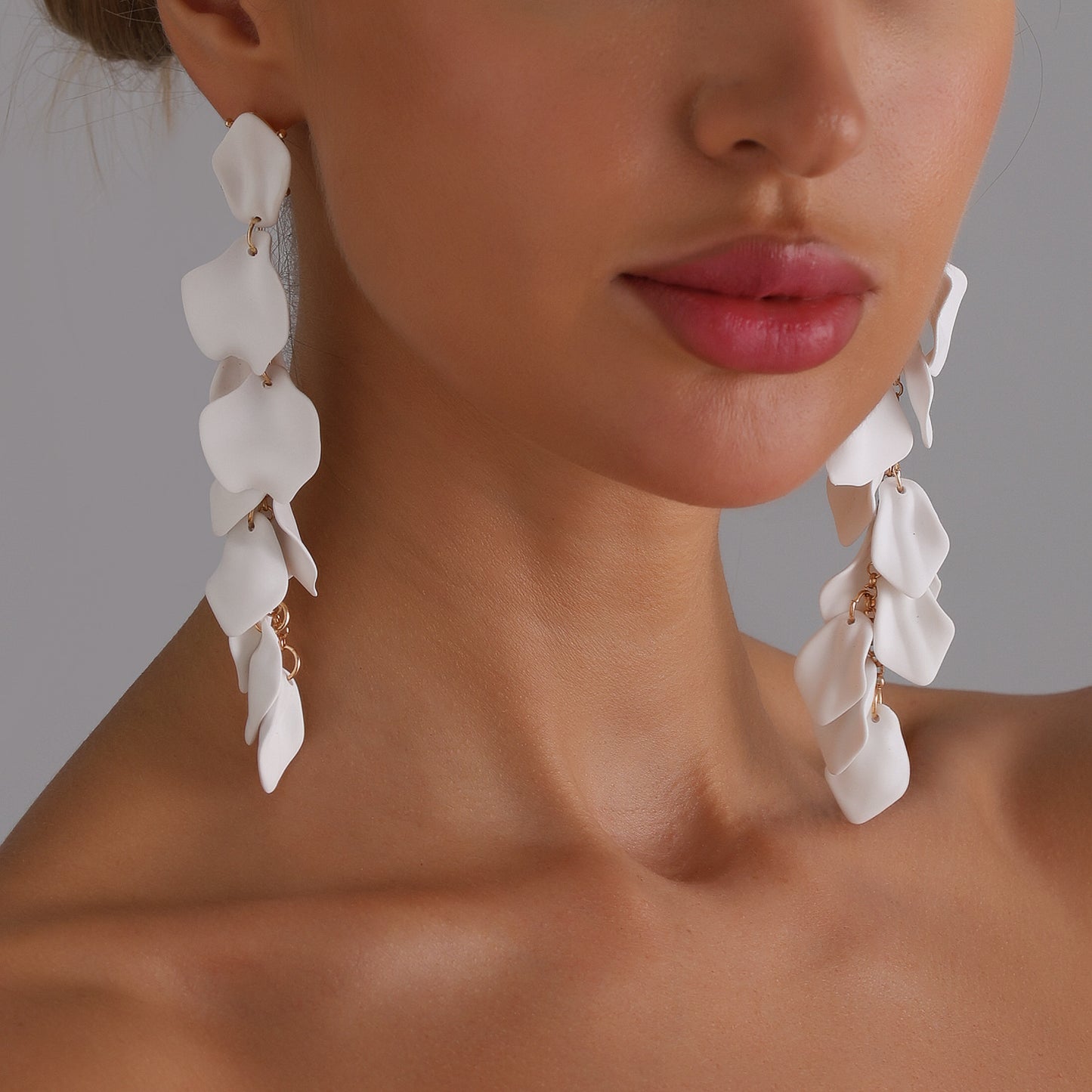 Elegant Floral-Petal Shaped Zinc Alloy Stud Earrings with Plated Finish for Women Vintage and Artistic Style