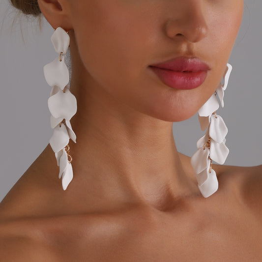 Pendientes de tuerca elegantes de aleación de zinc en forma de pétalo floral con acabado chapado para mujer, estilo vintage y artístico