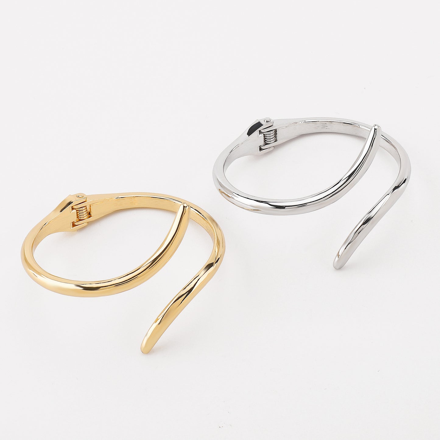 Pulsera minimalista de forma irregular de serpiente con apertura para mujer con acabado de aleación electrochapada