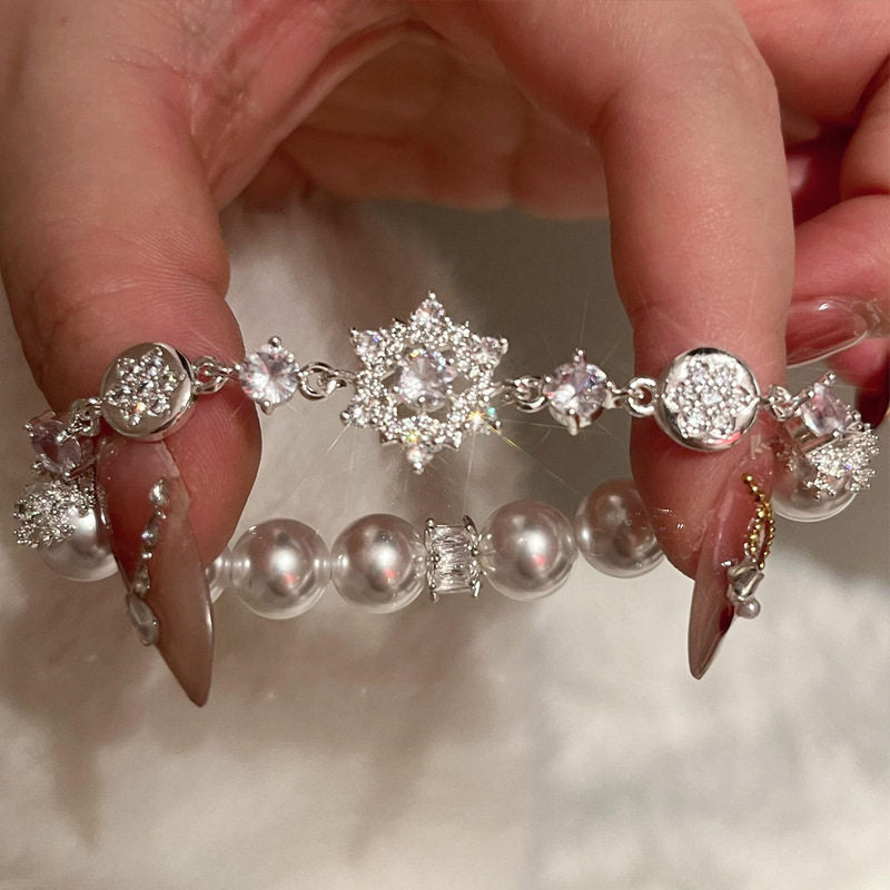 Pulsera elegante de perlas con diseño floral francés y detalles de circonia, brazalete minimalista de lujo con abalorios para mujer