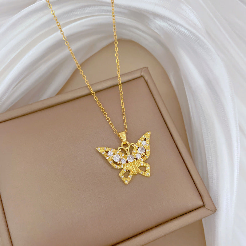 Collana con ciondolo a farfalla minimalista per donna e uomo con design traforato, catena in acciaio al titanio, intarsio di strass, elegante collana clavicola
