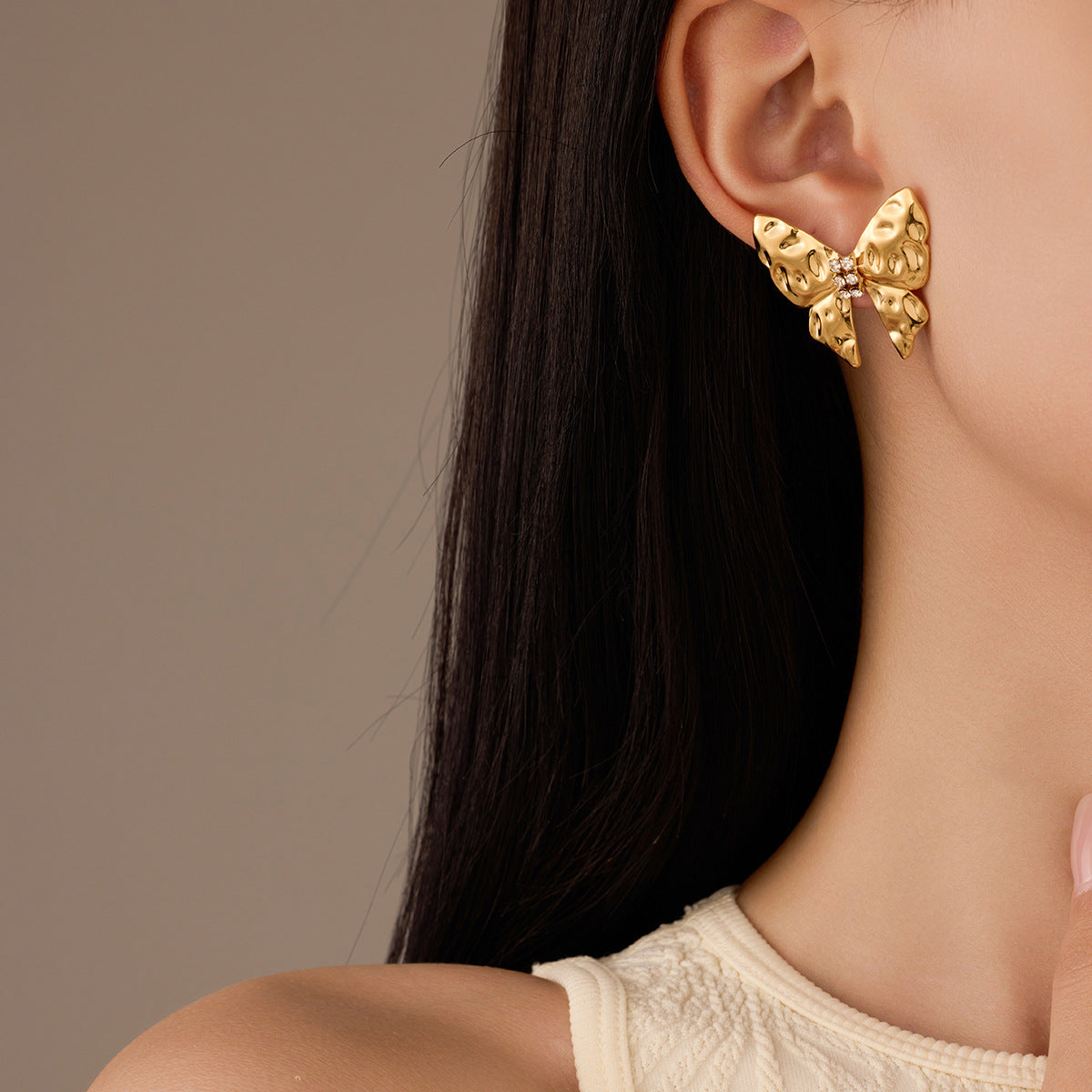 Pendientes de tuerca de acero de titanio en forma de lazo de moda minimalista con incrustaciones de diamantes de imitación para mujer