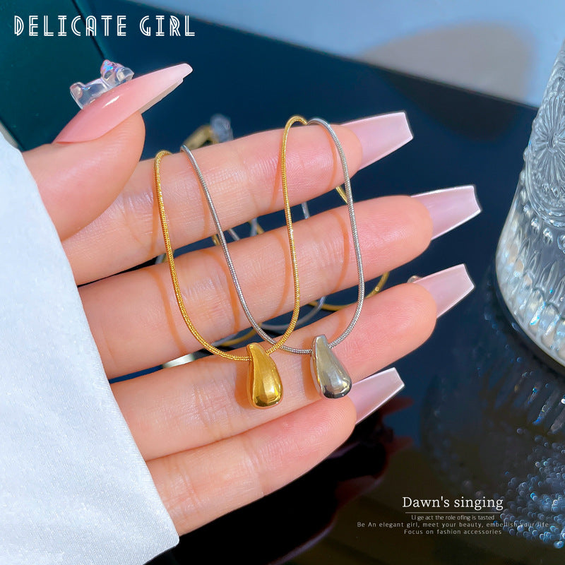 Elegante Collana Pendente Geometrica da Donna in Acciaio al Titanio Placcato Oro con Motivo Floreale Fresco