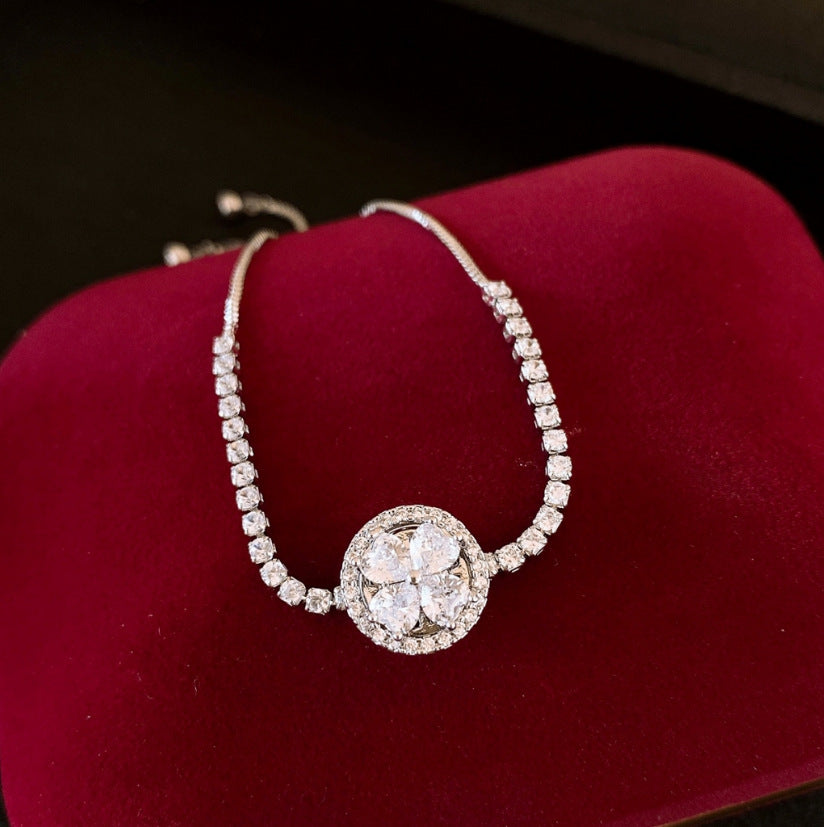 Elegant Heart-Shaped Gold-Plated Zirconia Bracelet for Women with Delicate Luxury Aesthetic
