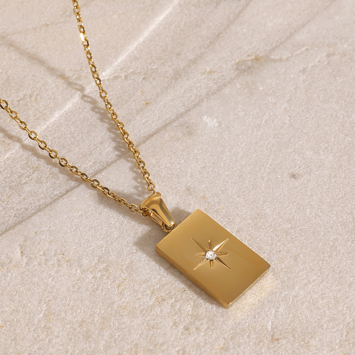 Collar con colgante doble geométrico minimalista de estrella hueca cuadrada de acero inoxidable con acabado chapado para mujer