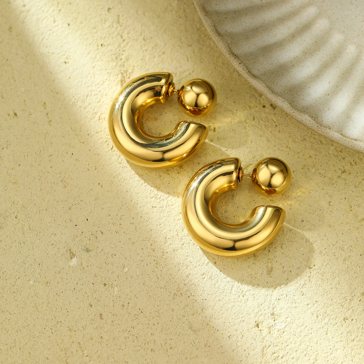 Orecchini a perno da donna geometrici alla moda in acciaio inossidabile a forma di C con sfera vuota e finitura placcata