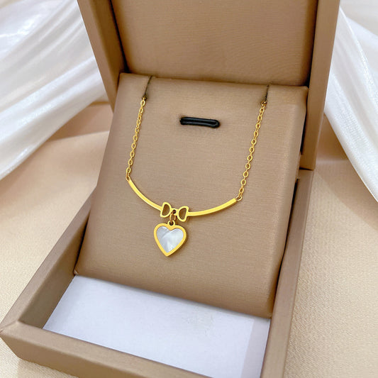 Collana Minimalista con Ciondolo a Farfalla e Cuore in Acciaio al Titanio per Donna con Placcatura in Oro e Catena a Maglie con Design Geometrico