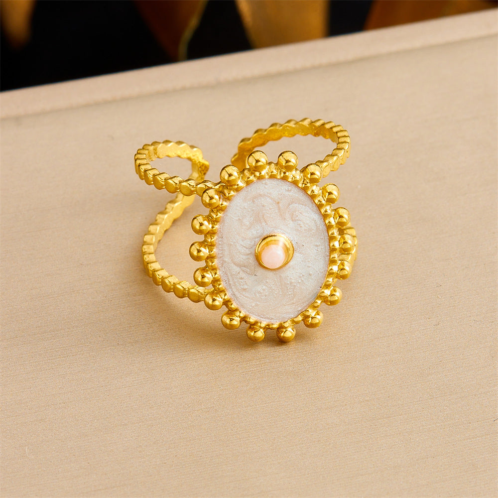 Anillo de acero inoxidable geométrico de estilo vintage con baño de oro de 18 quilates y detalle de corazón asimétrico para mujer