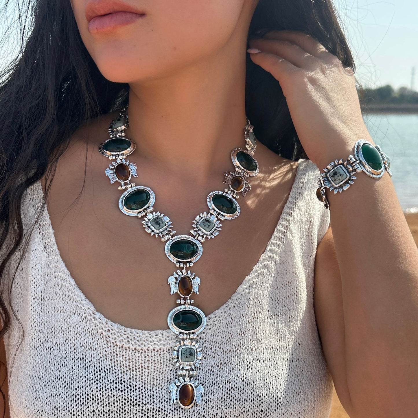 Collana da donna vintage bohémien in lega e resina placcata con motivo geometrico
