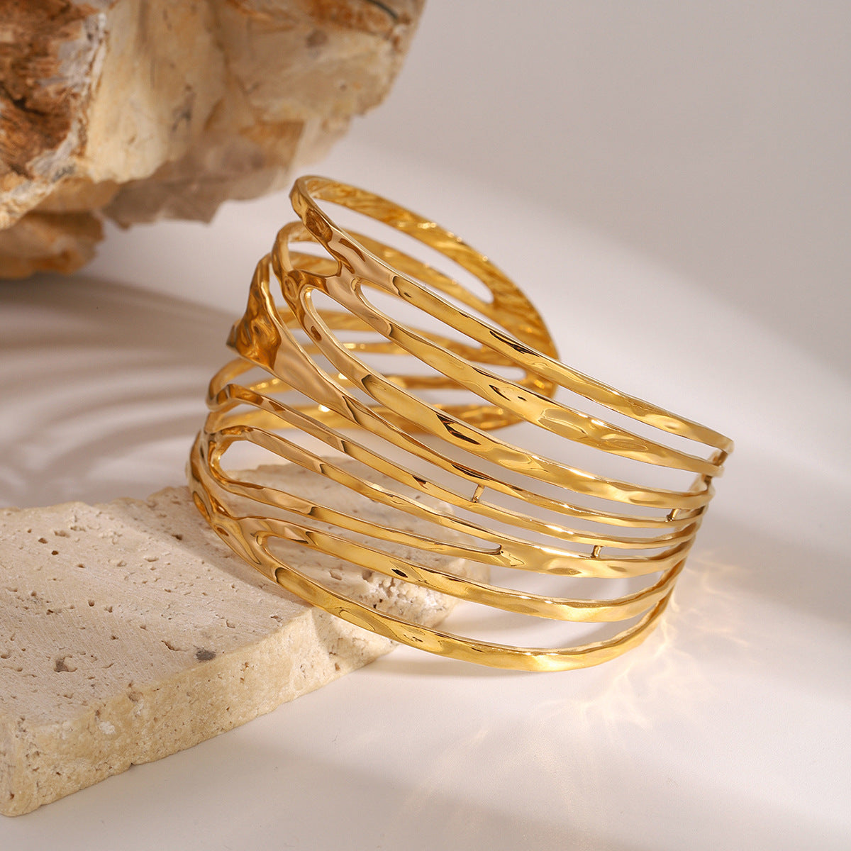 Bracciale rigido a manetta oversize da donna placcato oro in acciaio inossidabile con linea geometrica e design minimalista di alta qualità