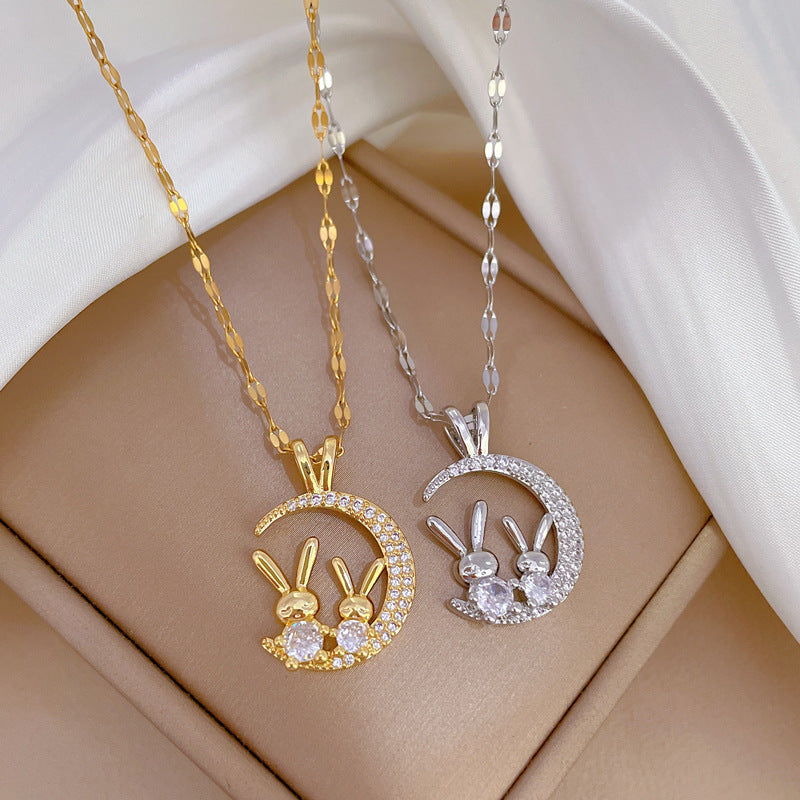 Collar con colgante de luna y conejo de acero titanio microincrustado de lujo con diseño geométrico para mujer