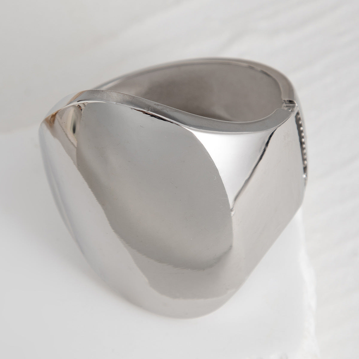 Pulsera de puño abierto geométrica exagerada de aleación con acabado chapado para moda urbana