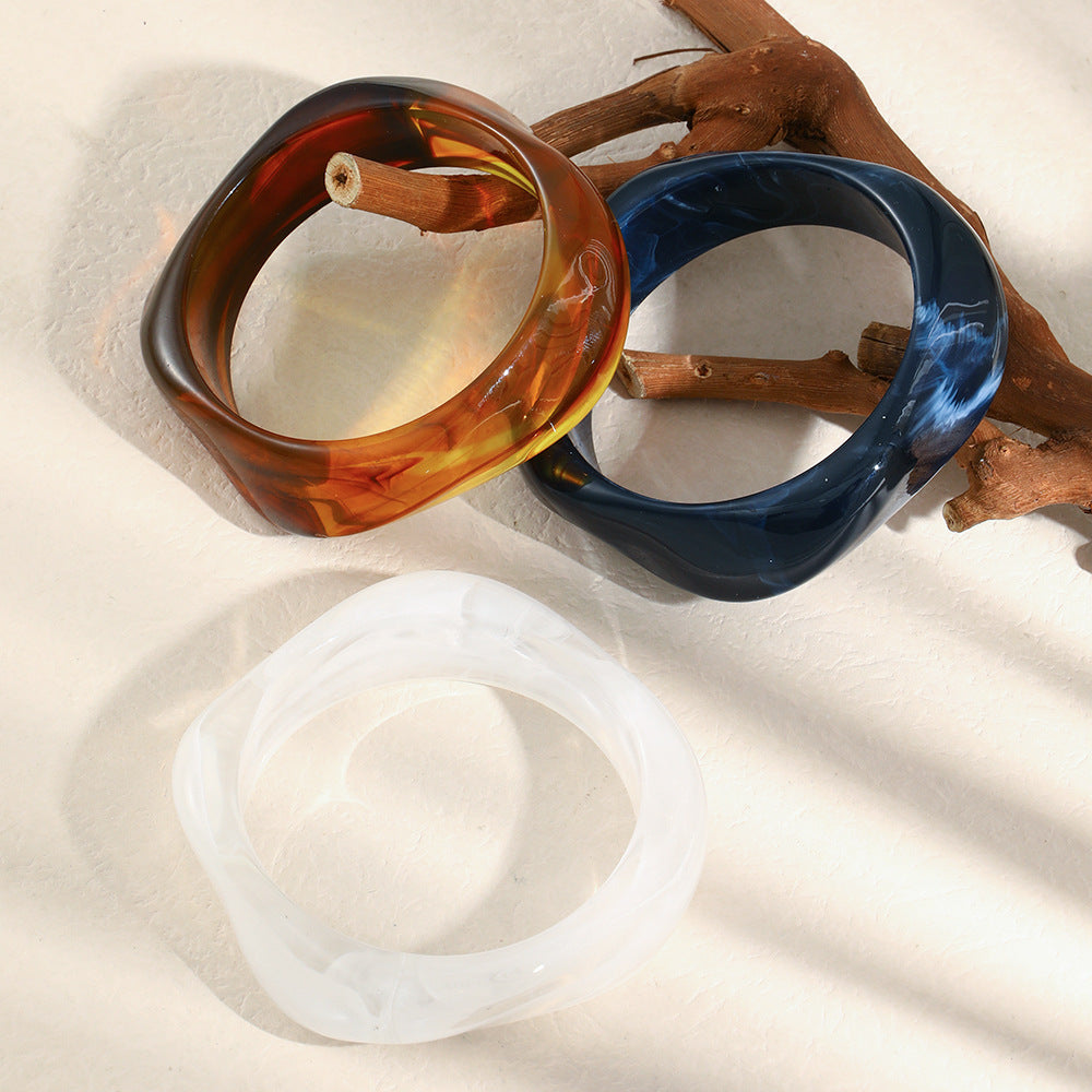 Bracciale a fascia larga in acrilico con forme geometriche e pentagono ritorto per donna con finitura ecologica