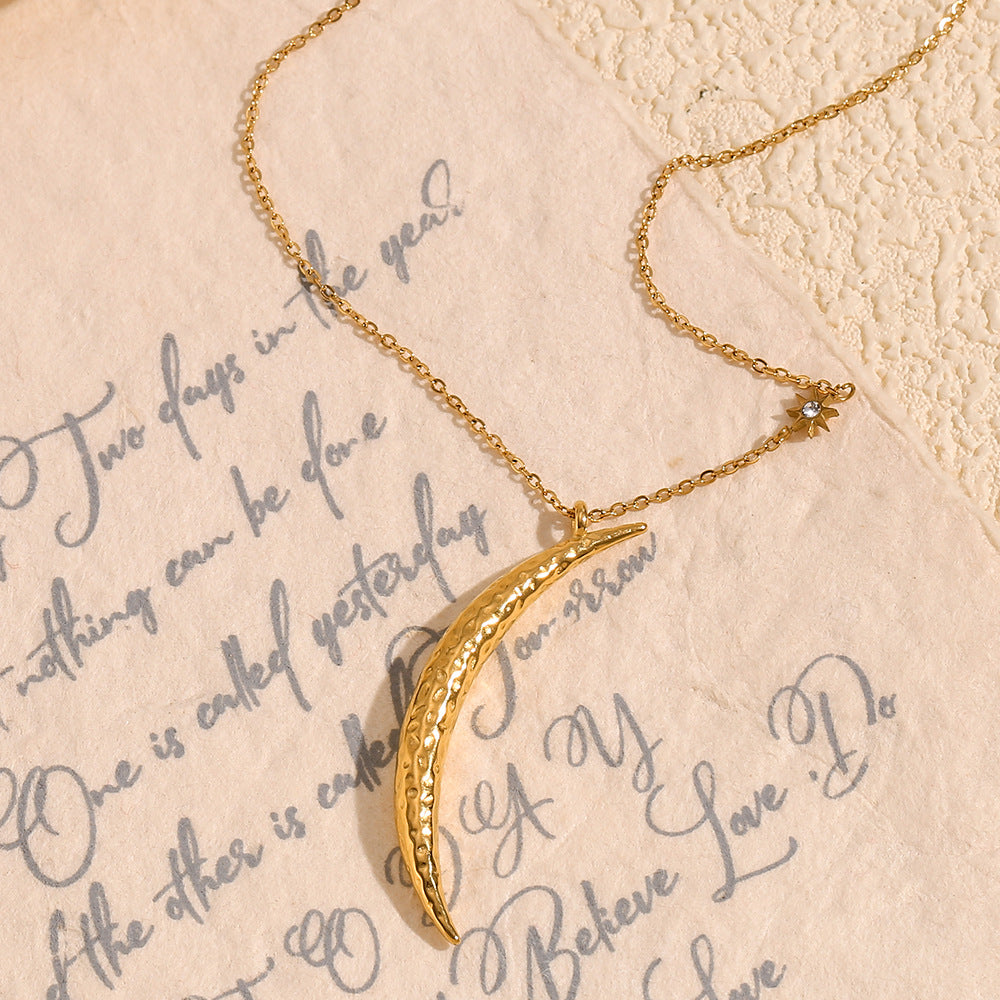 Collana con Pendente a Mezzaluna d'Ispirazione Vintage da Donna in Acciaio Inossidabile con Placcatura in Oro 18 carati, Design Geometrico Minimalista
