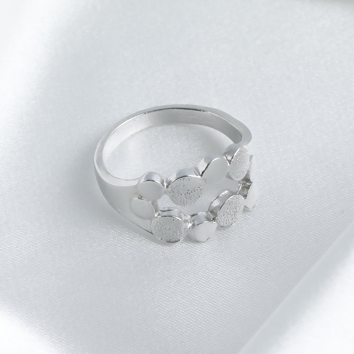 Anillo minimalista de metal chapado con textura de escamas redondas geométricas para mujer