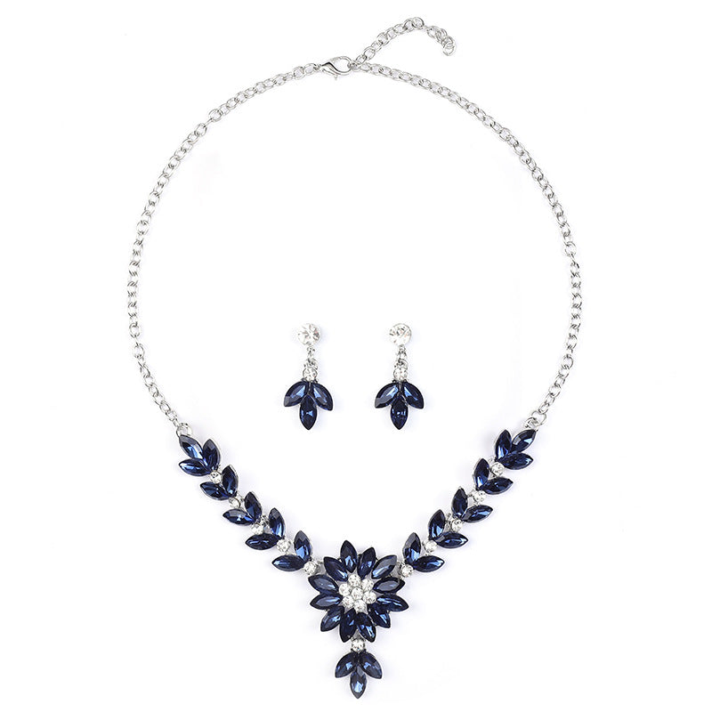 Charming Floral Pattern Vintage Style Alloy Necklace and Earrings Set with Rhinestone Pendant and Plated Finish for Women