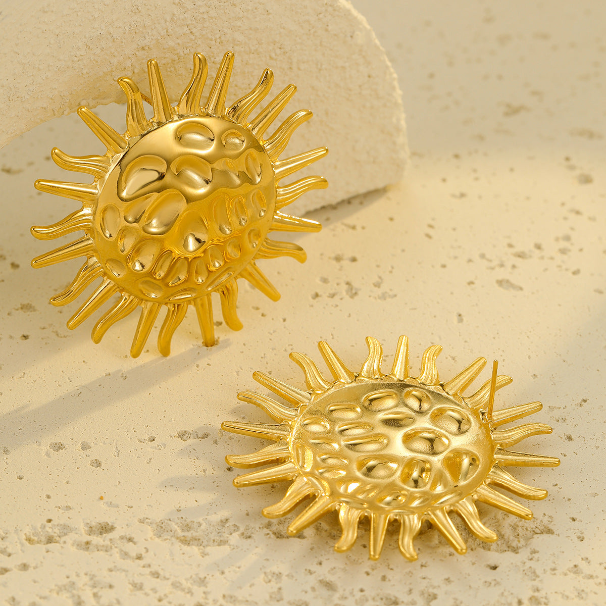 Orecchini vintage in acciaio inossidabile a forma di girasole da donna con finitura placcata e design testurizzato