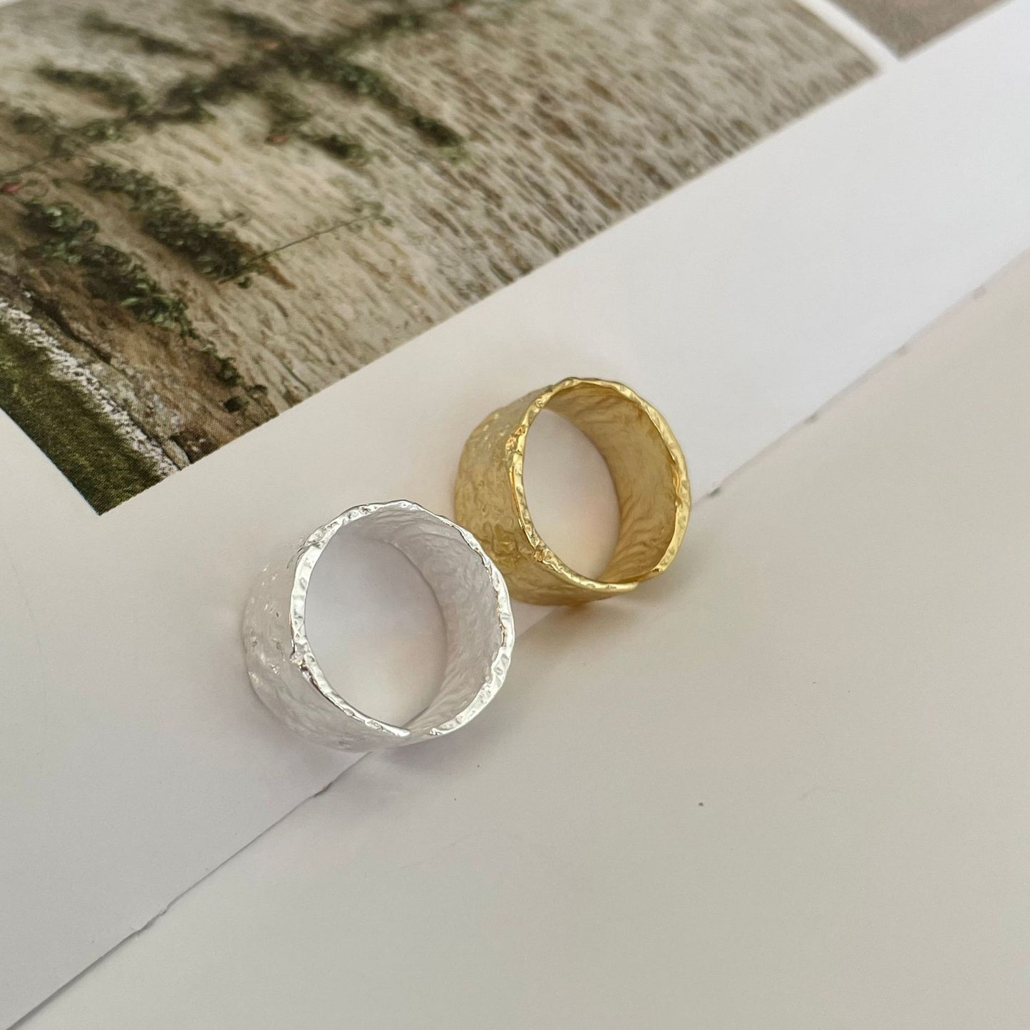 Anello da donna minimalista con cuore geometrico intarsiato in argento sterling 925