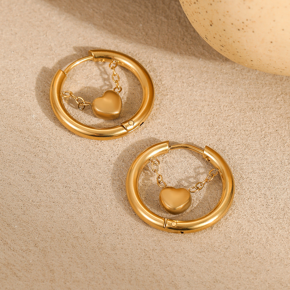 Orecchini a forma di cuore da donna in stile retrò europeo in acciaio inossidabile galvanizzato con design geometrico