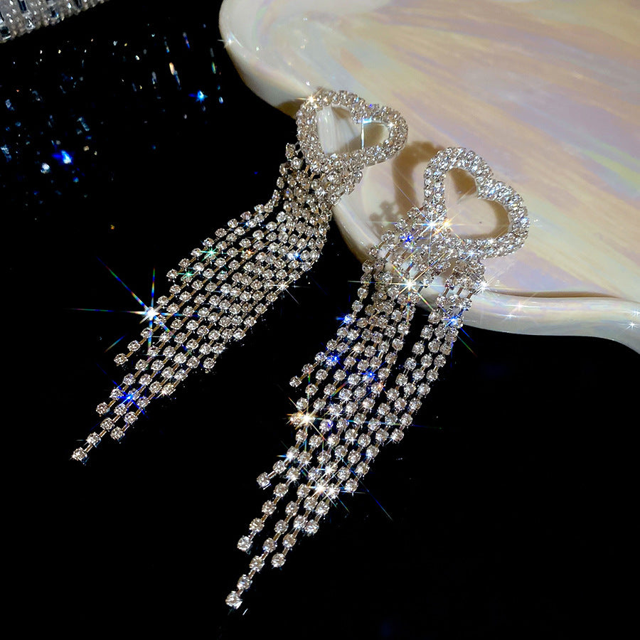Orecchini a perno da donna in argento sterling con zirconi a forma di cuore e frange pendenti, dal design minimalista
