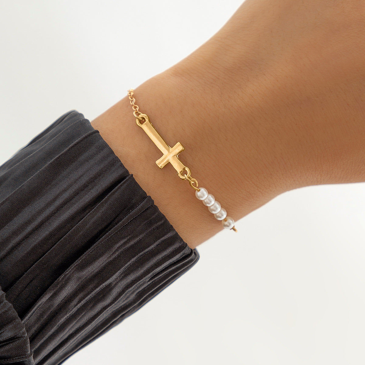 Pulsera de aleación con colgante de cruz geométrica minimalista para mujer, con acabado chapado y detalle de borla