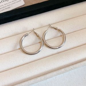 Orecchini a cerchio geometrici rotondi minimalisti da donna con base in rame placcato oro e perni in argento sterling 925, gioielli eleganti di lusso adatti all'ufficio