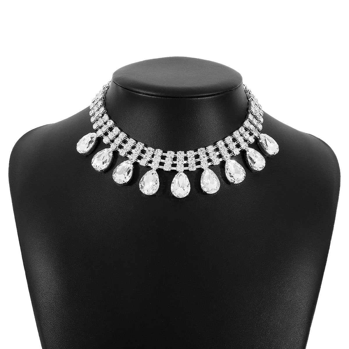 Collar con dije geométrico dulce y atrevido con pedrería y cadena de garra con acabado chapado para mujer