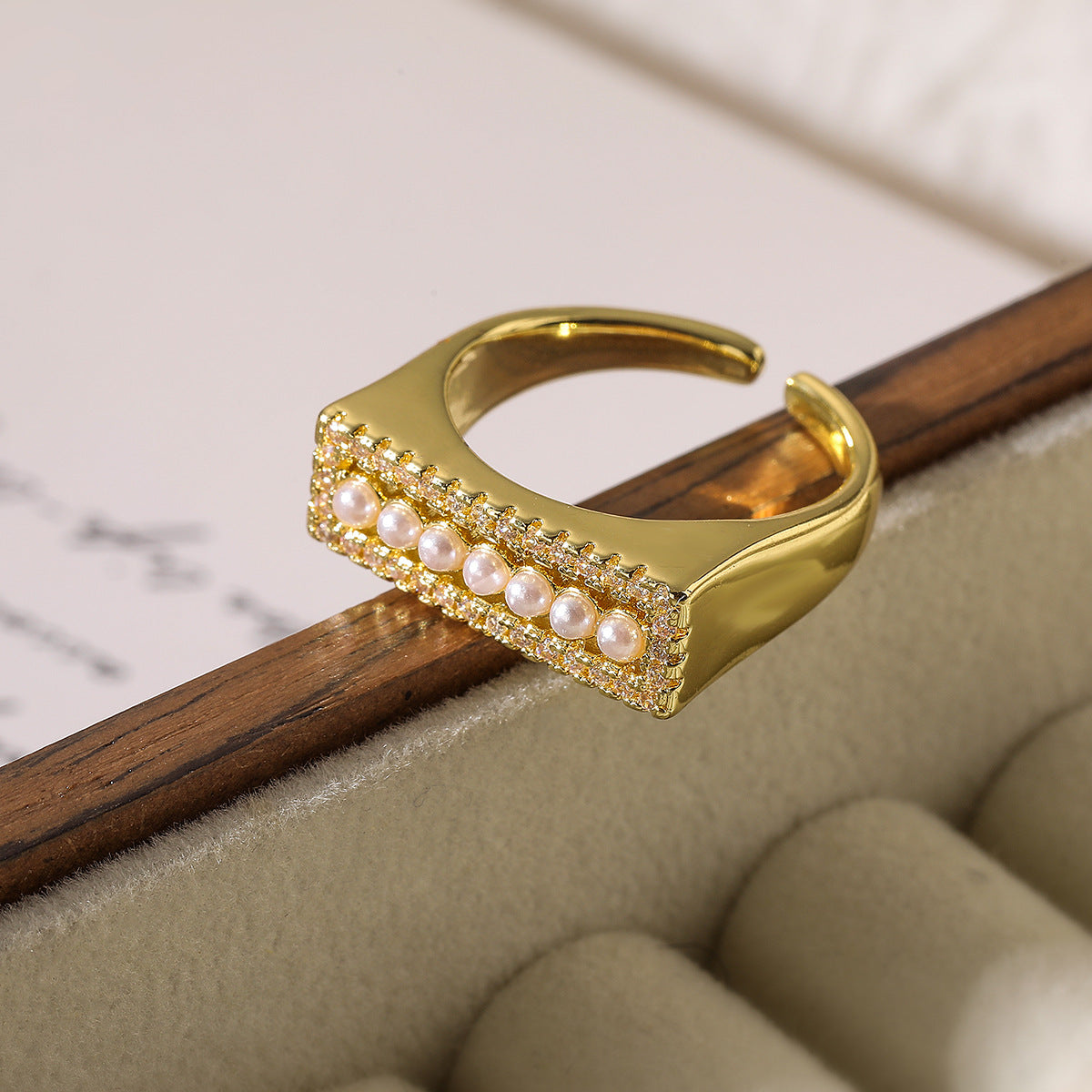 Anello Geometrico Minimalista Regolabile da Donna in Ottone con Placcatura in Oro Vero e Zirconi Micro-Incastonati