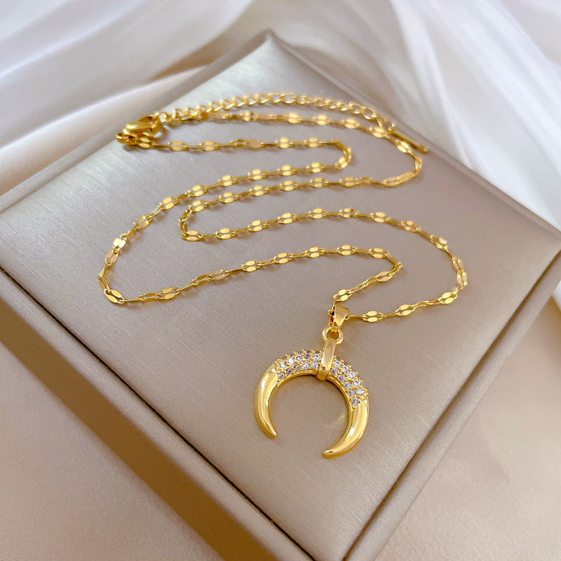 Collana pendente a mezzaluna minimalista da donna in acciaio al titanio con finitura placcata e delicata catena clavicola