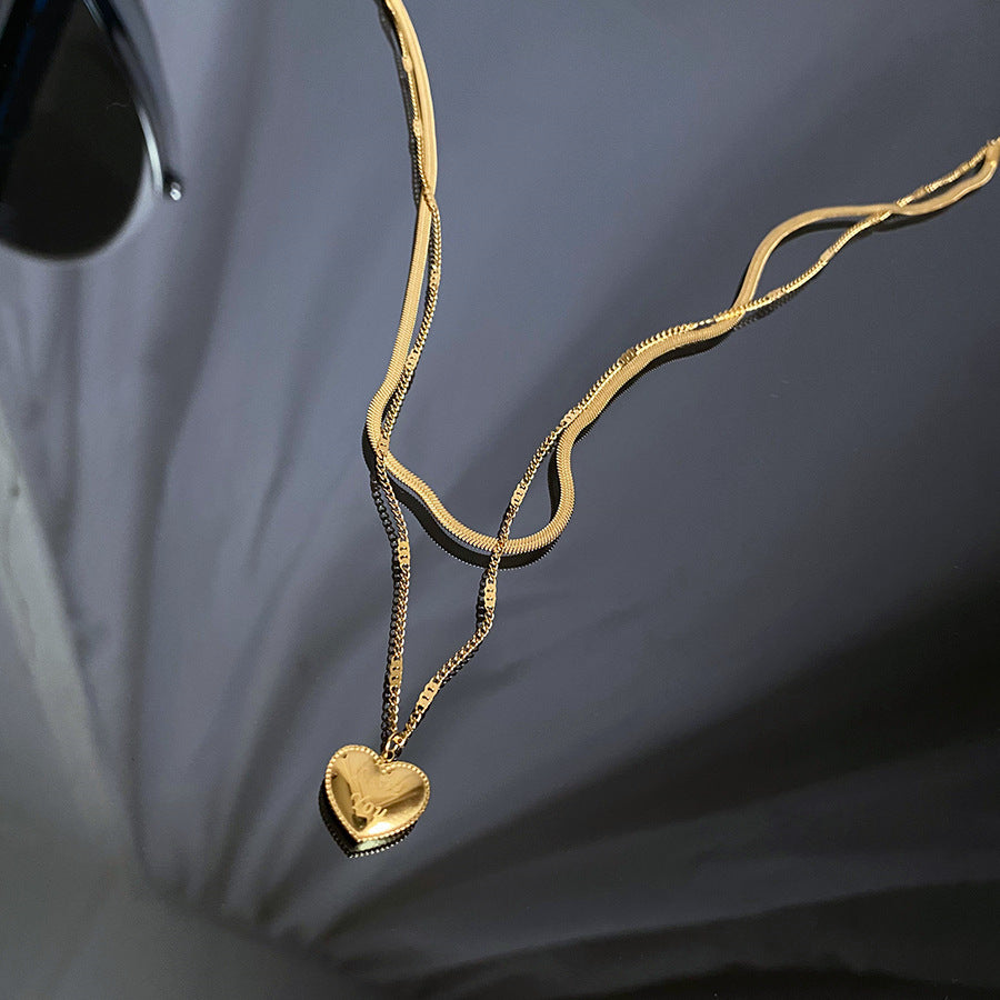 Collar Minimalista con Colgante de Acero de Titanio en Forma de Corazón con Acabado Chapado para Mujeres y Hombres