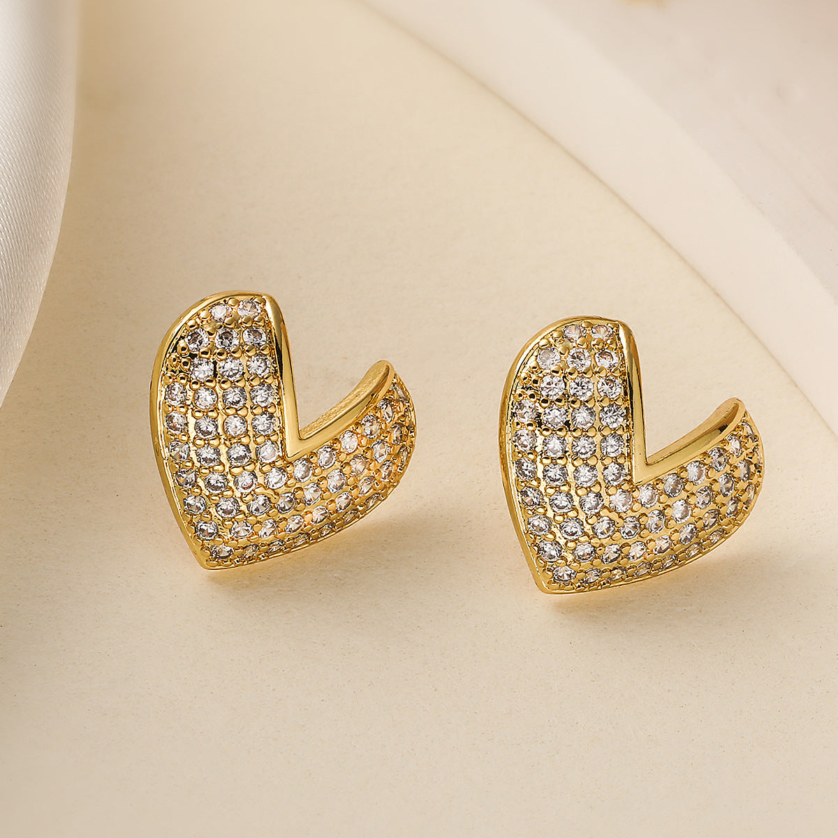 Orecchini a Cuore Minimalisti in Rame con Placcatura in Oro Vero e Zirconi Micro-Incastonati per Donna