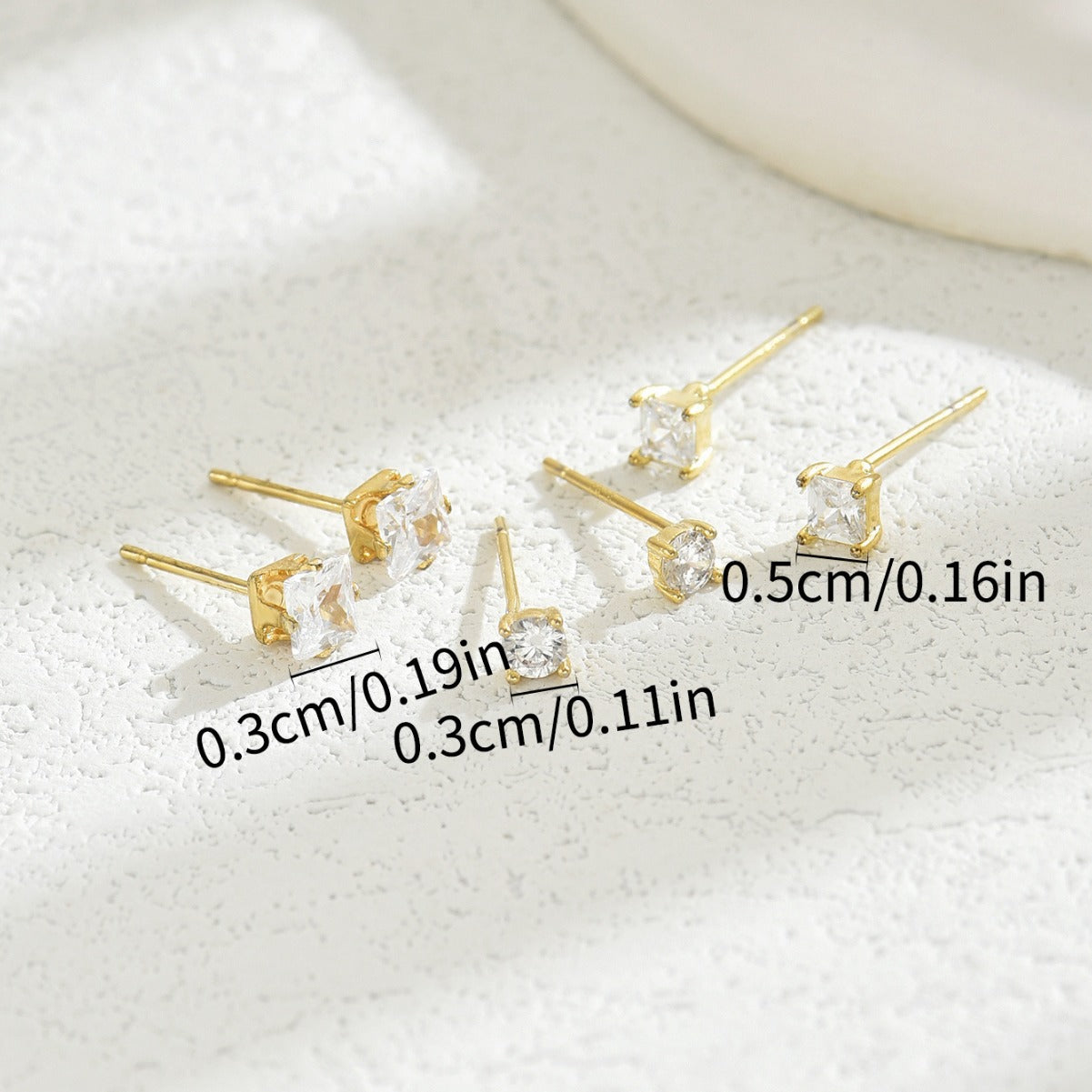 Orecchini geometrici minimalisti da donna con intarsio in zircone su base in rame e perni in acciaio inossidabile