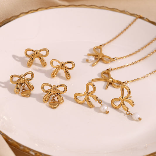 Collana minimalista in acciaio inossidabile placcato oro 18 carati con perla d'acqua dolce, mini cuore e pendente a fiocco
