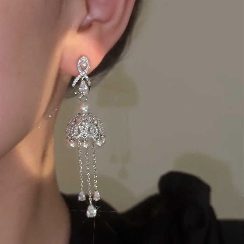 Elegantes pendientes de perlas con diseño de gota de agua, incrustaciones de circonitas y detalle de borla para mujer