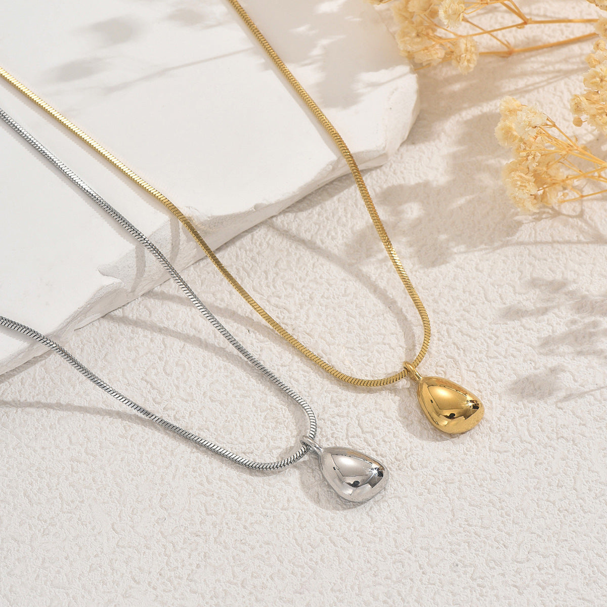 Collana a pendente geometrico minimalista da donna in rame con finitura placcata, catena lunga alla clavicola