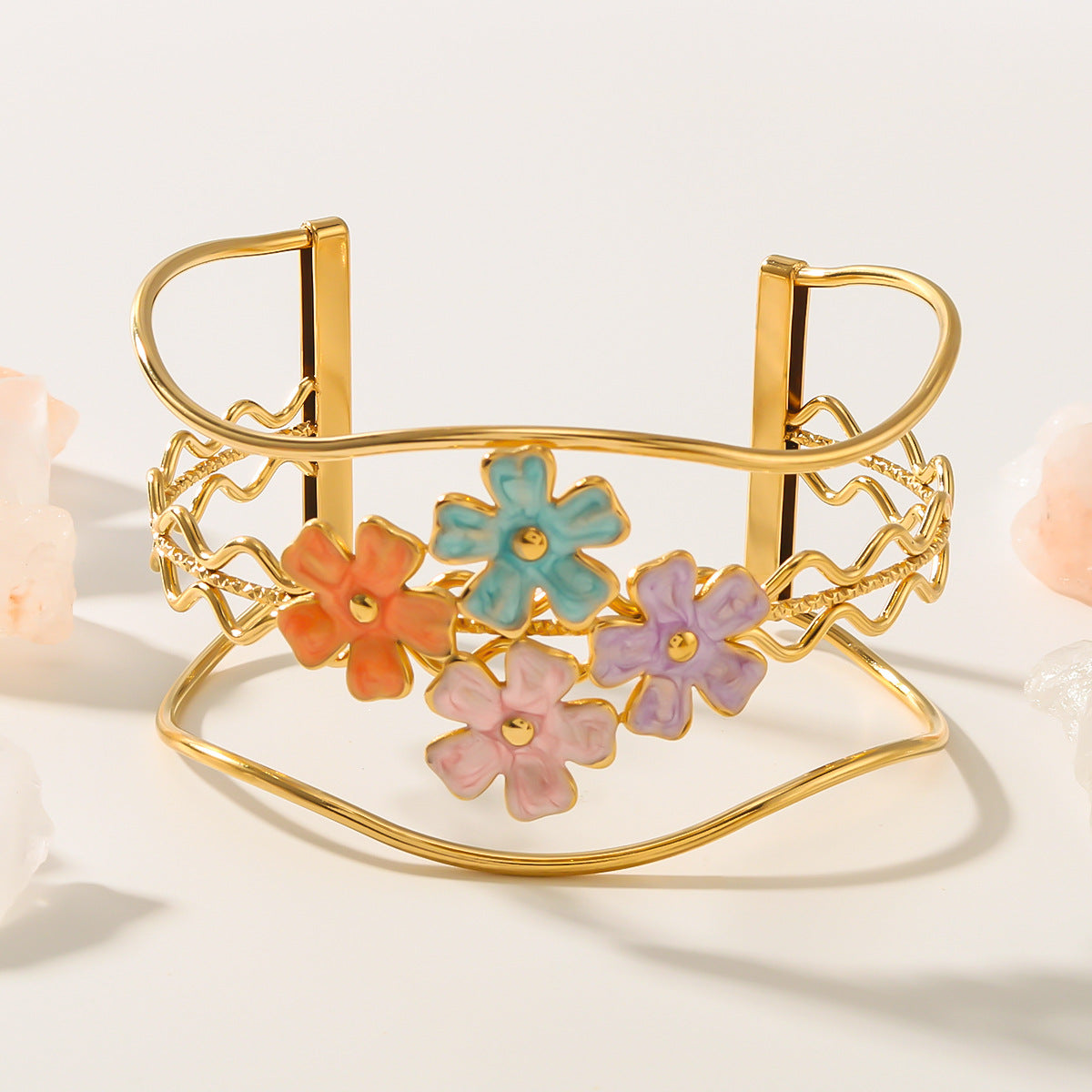 Bracciale regolabile in stile Ins con design floreale, placcato oro 18 carati in acciaio inossidabile e smalto colorato