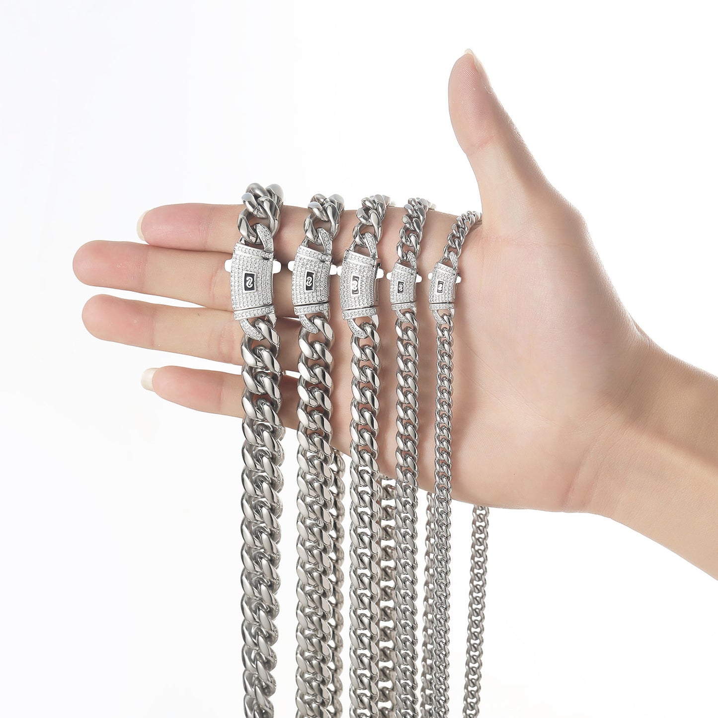 Collana Minimalista a Catena Cubana Geometrica in Acciaio Inossidabile con Finitura Placcata e Chiusura a Moschettone