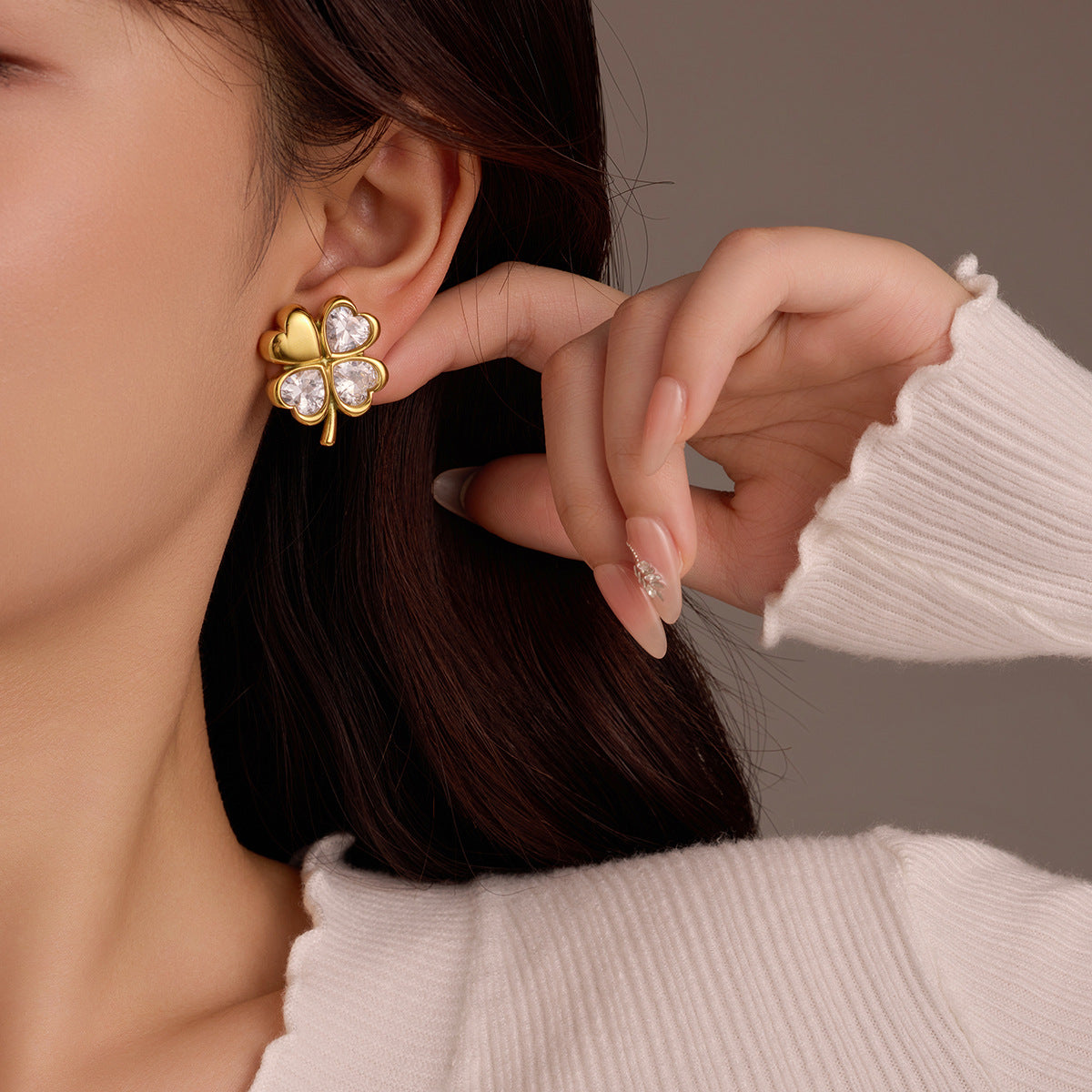 Pendientes Minimalistas de Acero Inoxidable para Mujer con Diseño de Trébol y Corazón con Zirconia Cortada, Chapados