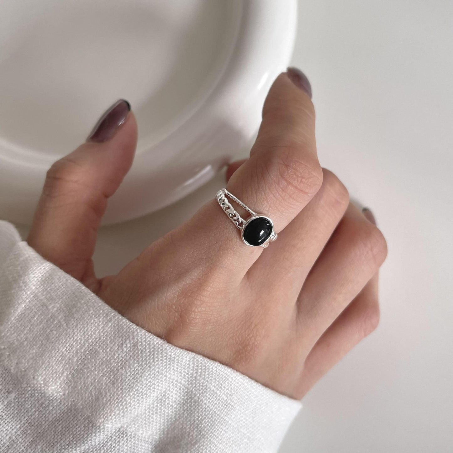 Anillo Abierto Minimalista Geométrico de Ónix Negro en Plata de Ley 925 con Acabado Bañado