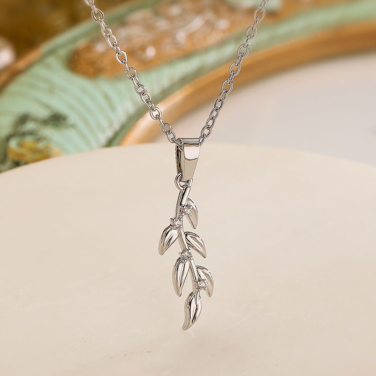 Elegant Minimalist Gold-Plated Copper Leaf Pendant Necklace for Women with Rhinestone Inlay
