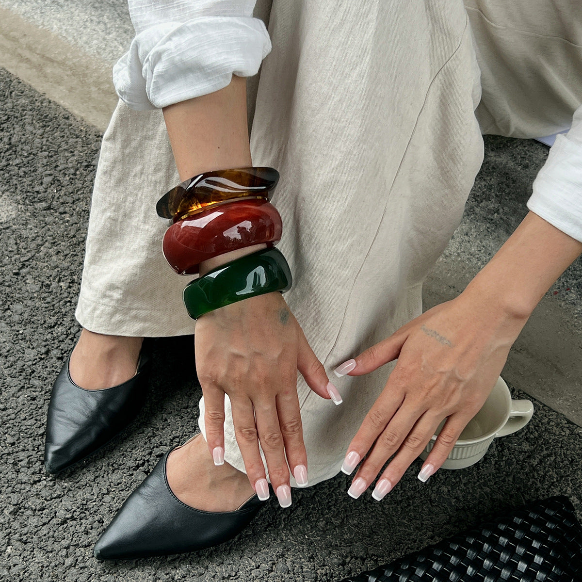 Pulsera de resina geométrica llamativa con acabado brillante y patrón de remolino colorido para mujer