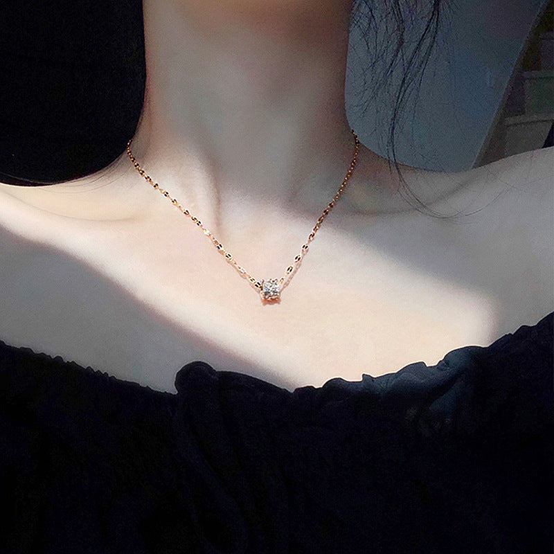 Collana da donna a clavicola chic, minimalista, geometrica, in acciaio al titanio con finitura placcata
