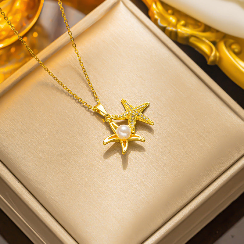 Collana con ciondolo a stella geometrica e perla da donna in acciaio al titanio con zirconi micro-incastonati e finitura galvanica