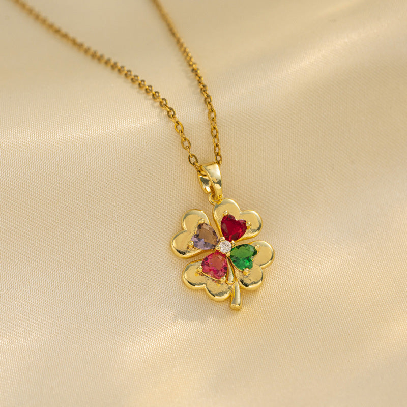 Collana da donna a pendente minimalista a forma di cuore in acciaio al titanio con zirconi micropavé e placcatura in oro