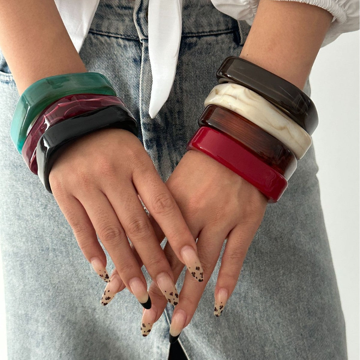 Bracciale rigido in acrilico geometrico minimalista con gocce d'olio